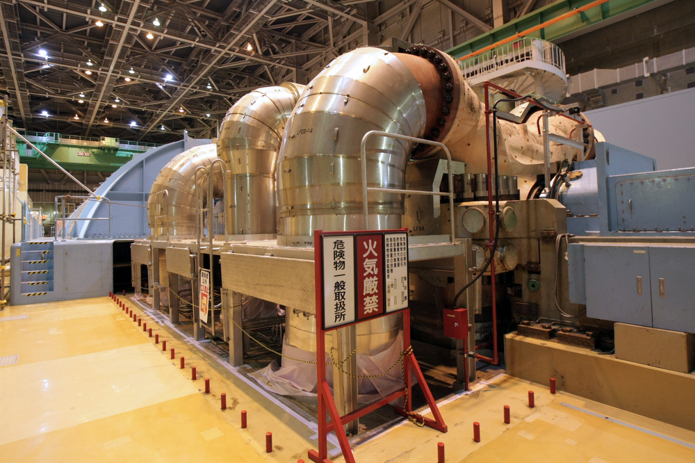 隣接されたタービン建屋にある発電タービン。その奥に発電機がある