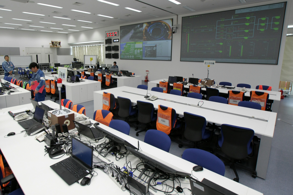 基本的に緊急時の対策室として使用されるが、技術系のミーティングなどでも活用されているという