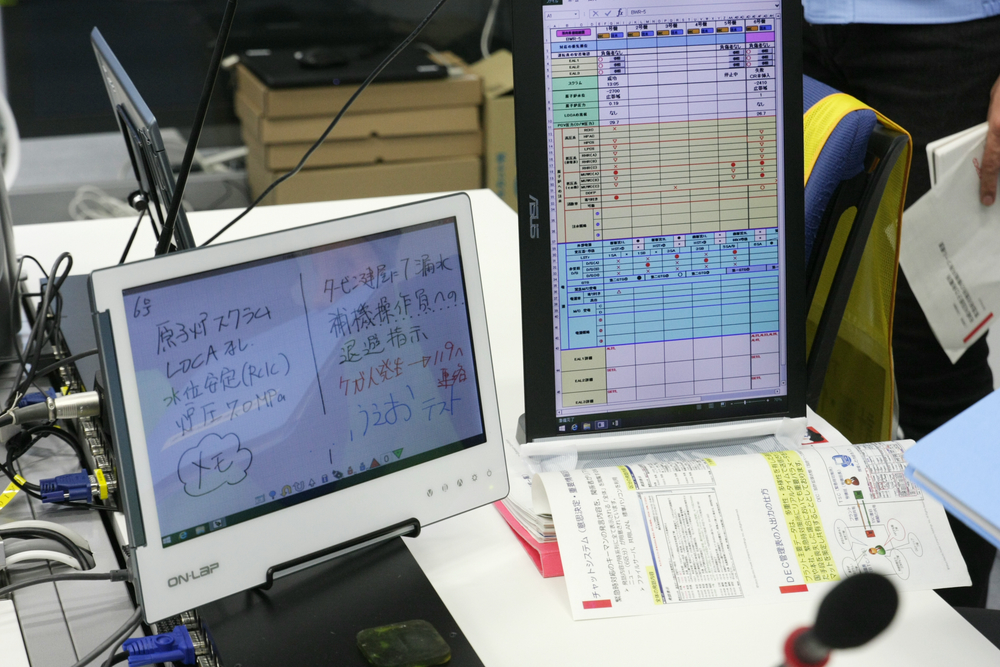 手書きのメモを共有するシステムに加え、独自のチャットシステムなどもある。現場の移動デバイスとも連携できる