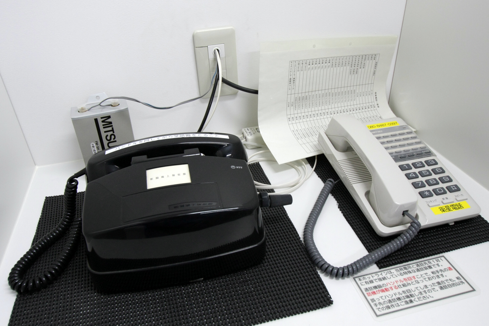 電話線が切れてしまった場合は、右側の衛星電話回線を使うことも可能