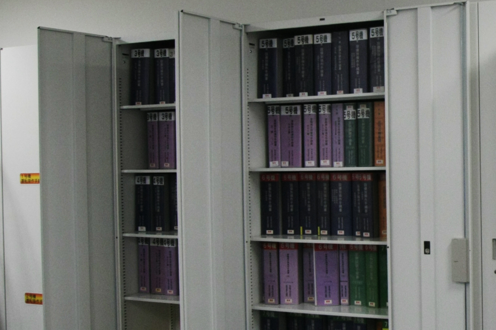 マニュアルや手順書類も整理。号機別に色分けされている