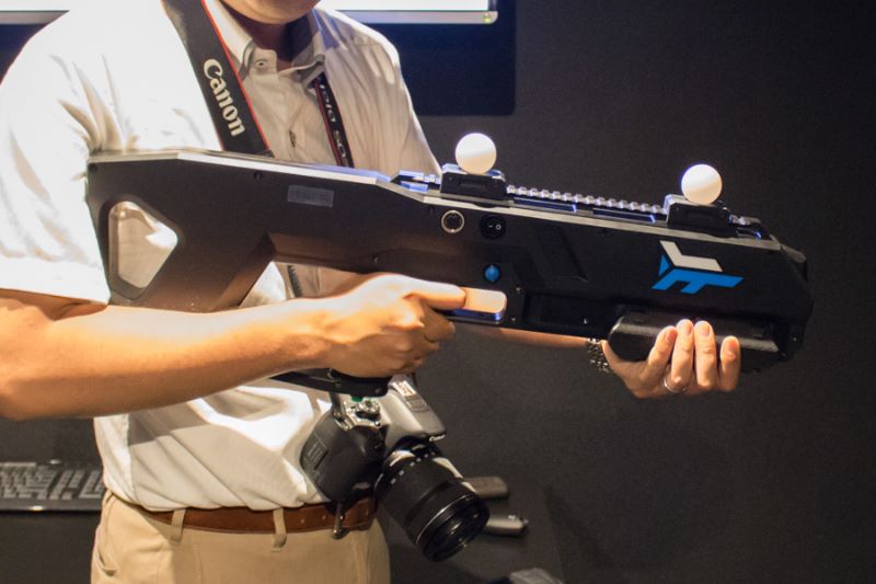 「ZOMBIE SURVIVAL」で使用する銃。それなりに重く、両手で持って扱います