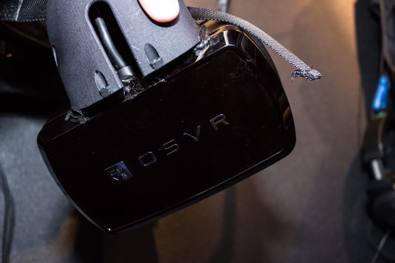 ヘッドセットはOSVR製のカスタムバージョン