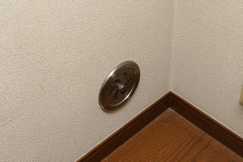 部屋の隅にあるガラリを掃除すると部屋の空気がよく循環するようになる。キレイな空気とエアコンの効率向上になる