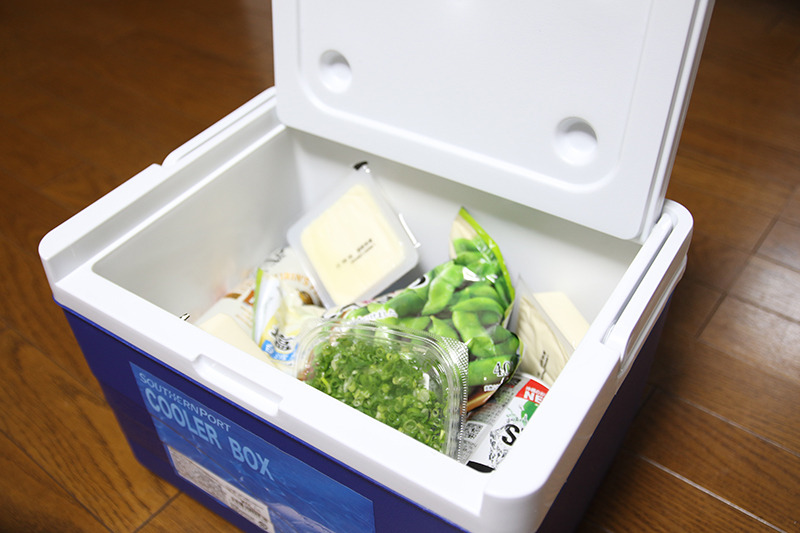 凍ったままの枝豆を保冷材にすれば、飲み物はキンキンに冷え、枝豆は自然解凍できてちょうどイイ！