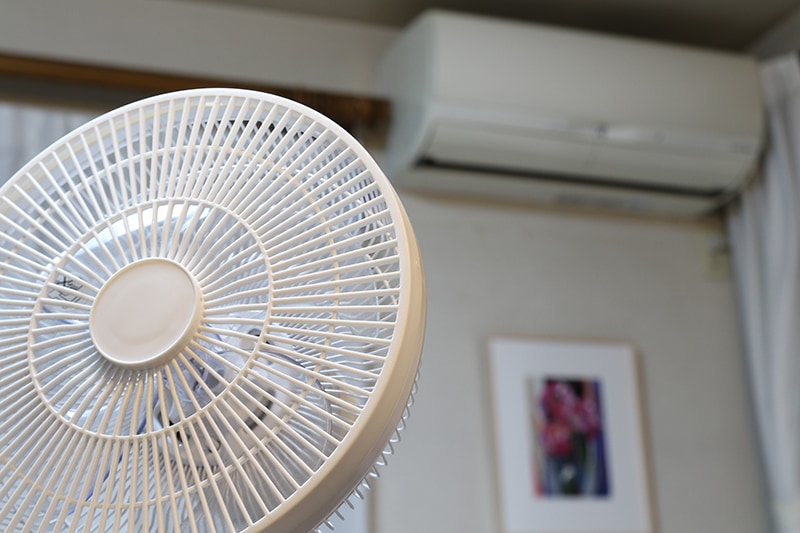 エアコン利用時は必ず併用したい扇風機。涼しい夜なら、扇風機と詰めたい飲み物だけでもOKかも？