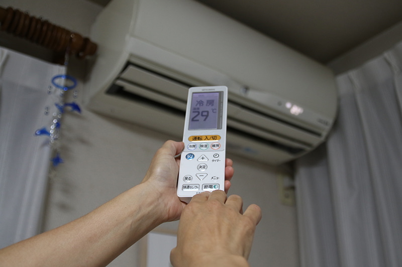 設定温度を上げたり、省エネボタンを押してエアコンをアイドル運転させるといい