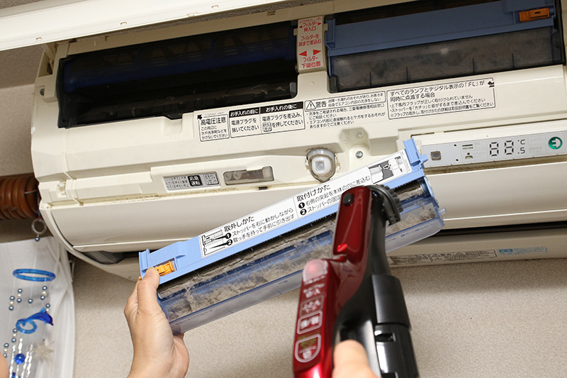 お掃除機能付きのエアコンは、ゴミのカップを掃除する！