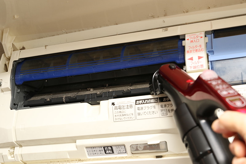 お掃除機能のないエアコンは、フィルターや熱交換器を掃除すると効率が良くなり電気代が安くなる