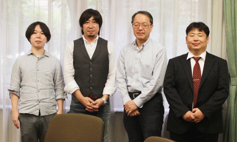 左から、株式会社DMM.futureworks代表の黒田貴泰氏、株式会社DMM.comラボ 取締役兼CTOの城倉和孝氏、東京大学情報理工学系研究科の石川正俊教授、同じく猿渡洋教授