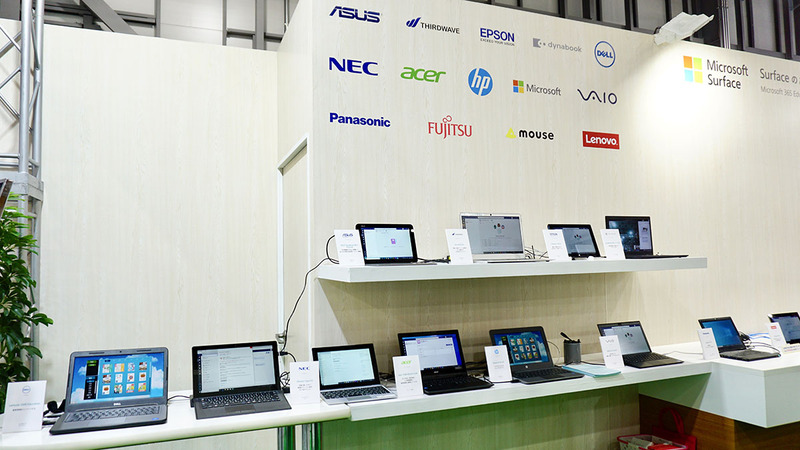 マイクロソフトのブースには、Surface Go以外にも、各社のWindows端末が展示された