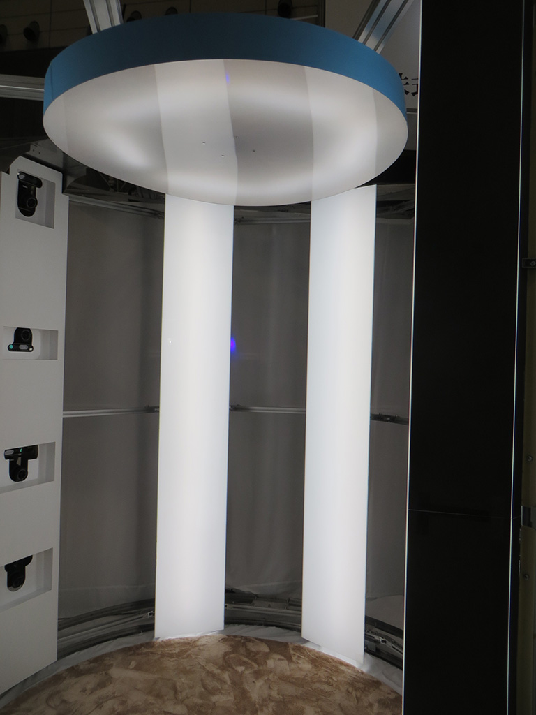 撮影開始の合図とともに周囲のカメラと光源が高速で半周回転して中心に立っている人物をスキャンする