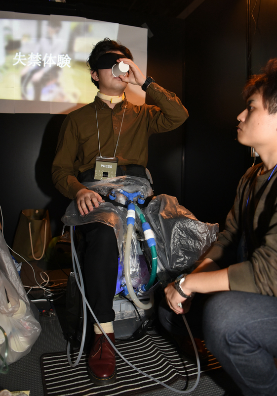 事前に水を飲む。失禁体験を行う際にはアイマスクを着用するが、これは失禁に意識を集中させるためとのこと