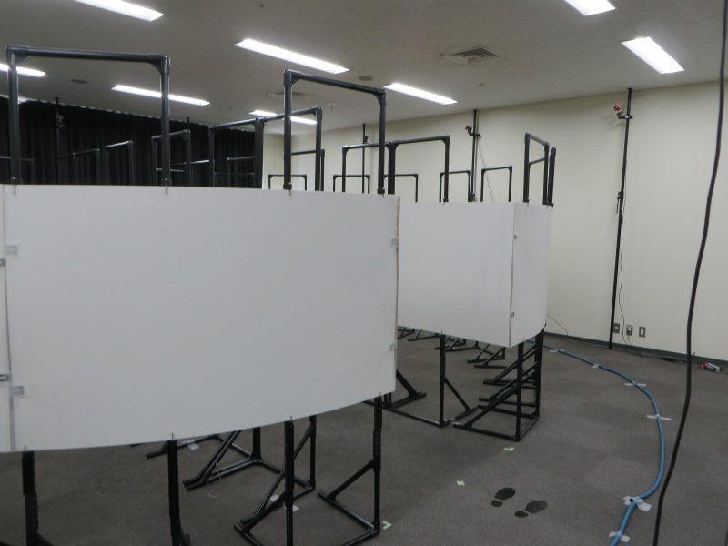 ユーザーはディスプレイに映し出された歩道を直進するが、実際には壁に沿って曲がりながら進む