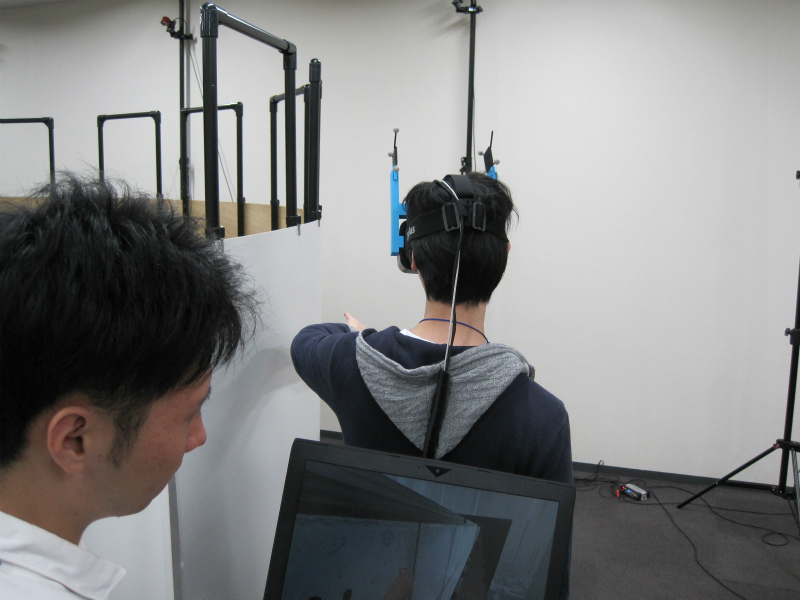 ユーザーはディスプレイに映し出された歩道を直進するが、実際には壁に沿って曲がりながら進む