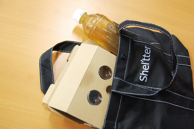 こんなカバンでの運び方は絶対にやめましょう。結露とペットボトルの重量で、修復できないダメージを負うことになるので要注意。