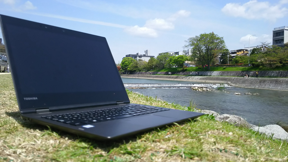 原稿ミッションを河原で遂行中、土手からの猛烈な砂嵐に巻き込まれた！