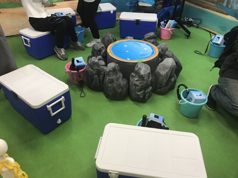 プレイヤーが腰掛ける椅子は本物のクーラーボックス。VRでこういう演出は大事