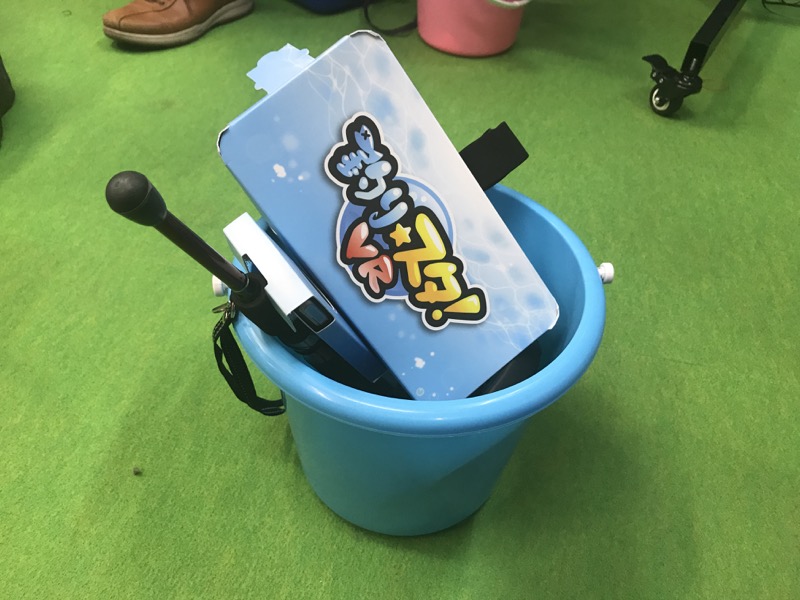 バケツに無造作に？入れられたゴーグルやコントローラーが妙な雰囲気を醸し出す