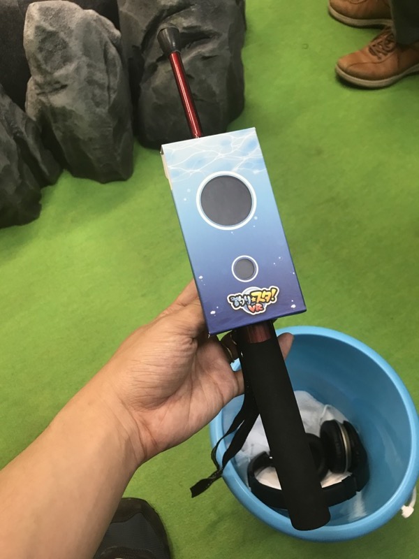 釣竿型コントローラー。四角い部分にスマートフォンが入っていると思われます