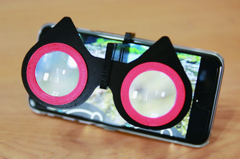 URL●<a href="https://www.d-wackys.net/">https://www.d-wackys.net/</a><br>スマートフォンに接眼レンズをあてがっただけの簡易スマホゴーグル。基本構造はOculus Rift、HTC Vive、PlayStation VRもこれと同じ。写真はPanoramic Worlds製の「携帯型VRグラス」という製品。コンパクトで携帯できるので便利。