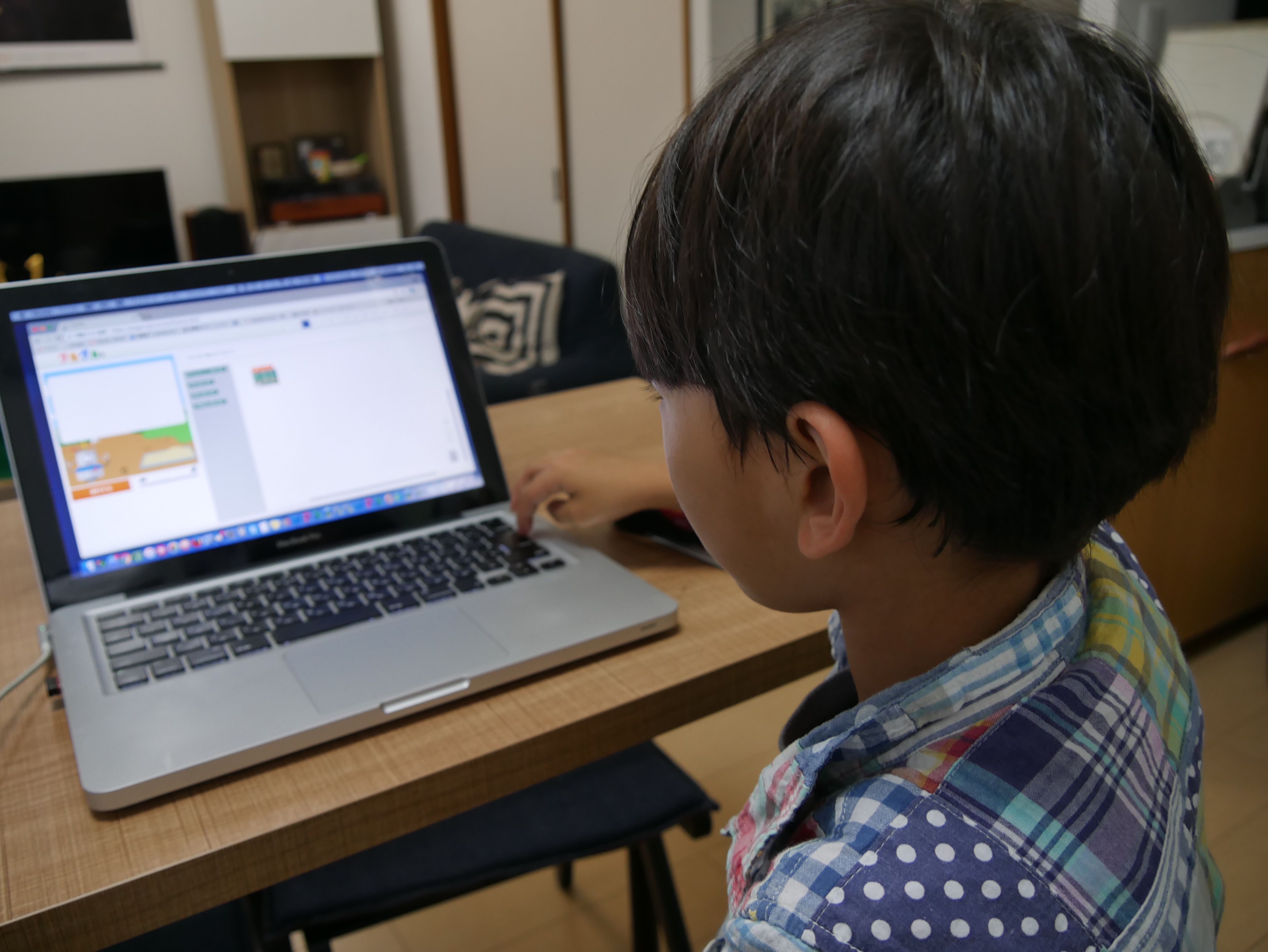 保護者が家庭で取り組むプログラミング教育がテーマ。第一回目は「プログル」で遊ぶ