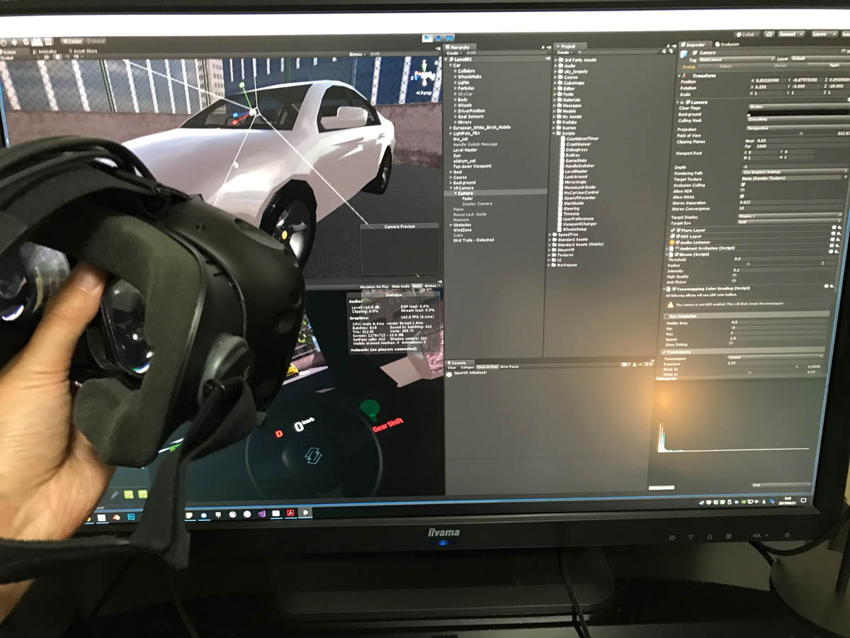 UnityはVRプレビュー中でもエディタが生きたままになっている。簡単なパラメータ調整や位置調整ができ非常に強力だ。