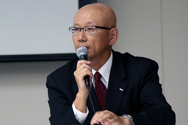 記者発表会でサービス内容を説明する東京電力エナジーパートナー株式会社の佐藤 美智夫氏（左）、同 永澤 昌氏（右）