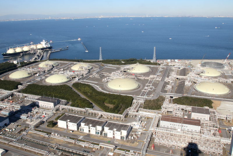 東京電力 富津火力発電所にある10基のLNG貯蔵タンク。現在も2基を増設工事中