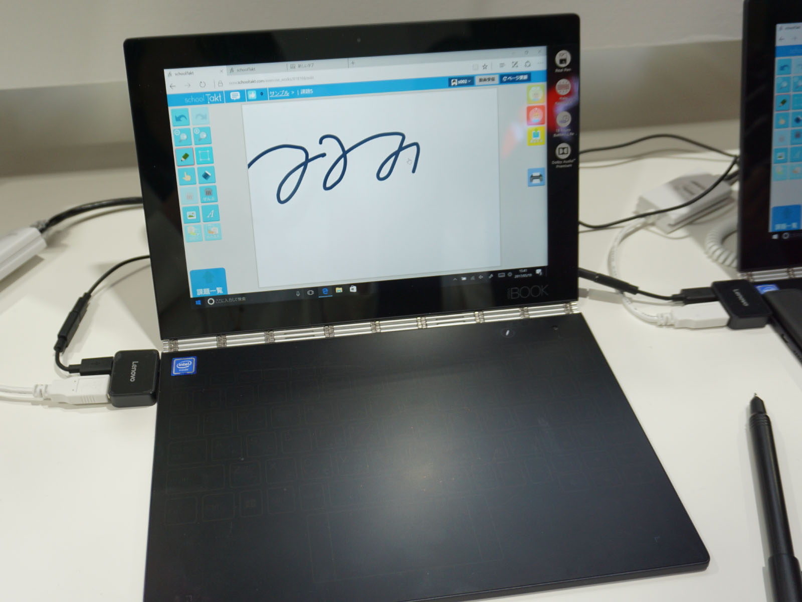 YOGABOOKのスクリーン上からschoolTaktに手書き入力。