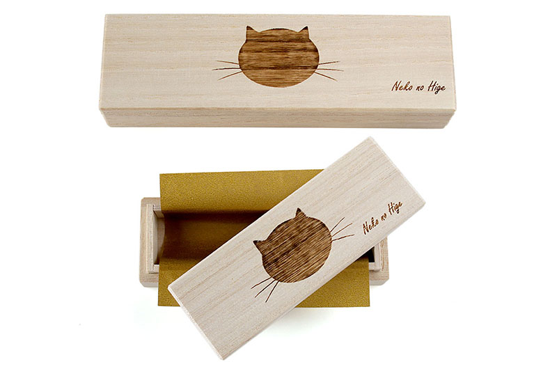 探してみたら「猫のひげケース」という製品が！　桐の小箱です。サイズは2種あります