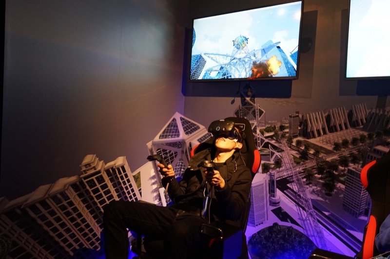 体感シート「SIMVR」と連動したシューティング「BLAST×BLAST」  <br>©しのびや.com<br>©積木製作