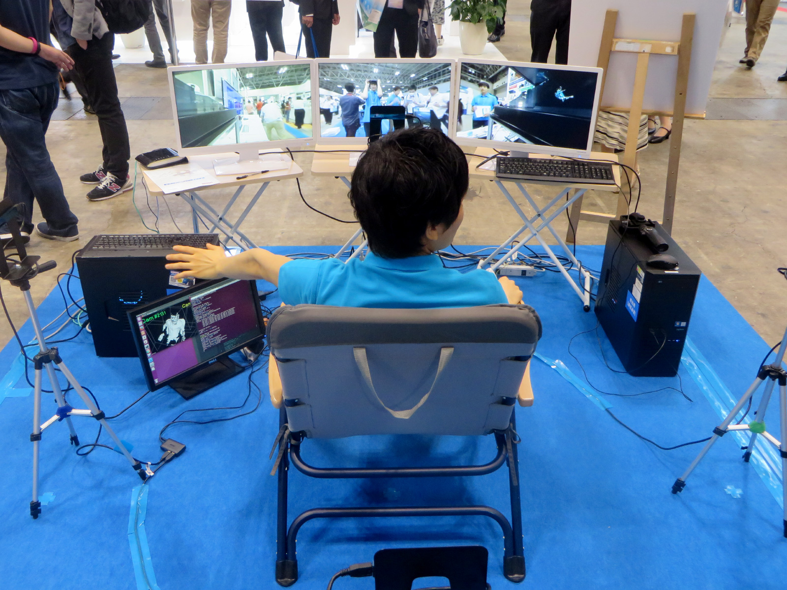 拠点A（自宅など）は4方向に設置したRealSenseカメラと、そのデータを処理して別拠点に伝送するPC（画面左）、遠隔地の拠点から送られてくる映像を表示するモニタで構成