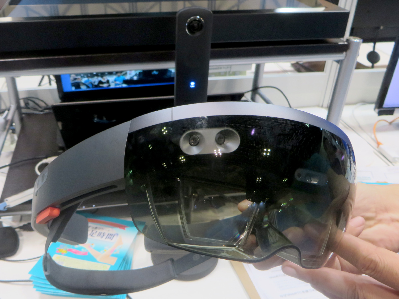 1対1でコミュニケーションするシーンを想定する拠点Bは、HoloLensへ拠点Aから送られてきた人物の3Dデータを表示する