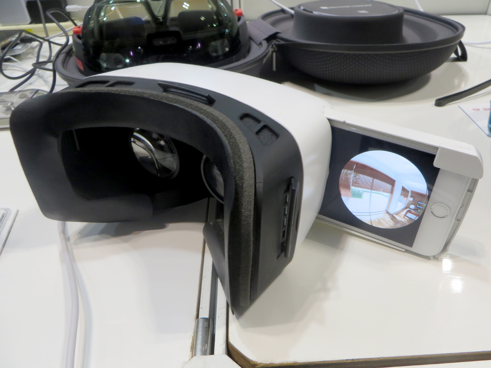 GyroEyeでは建築CADデータをスマホVRで表示するソリューションを提供