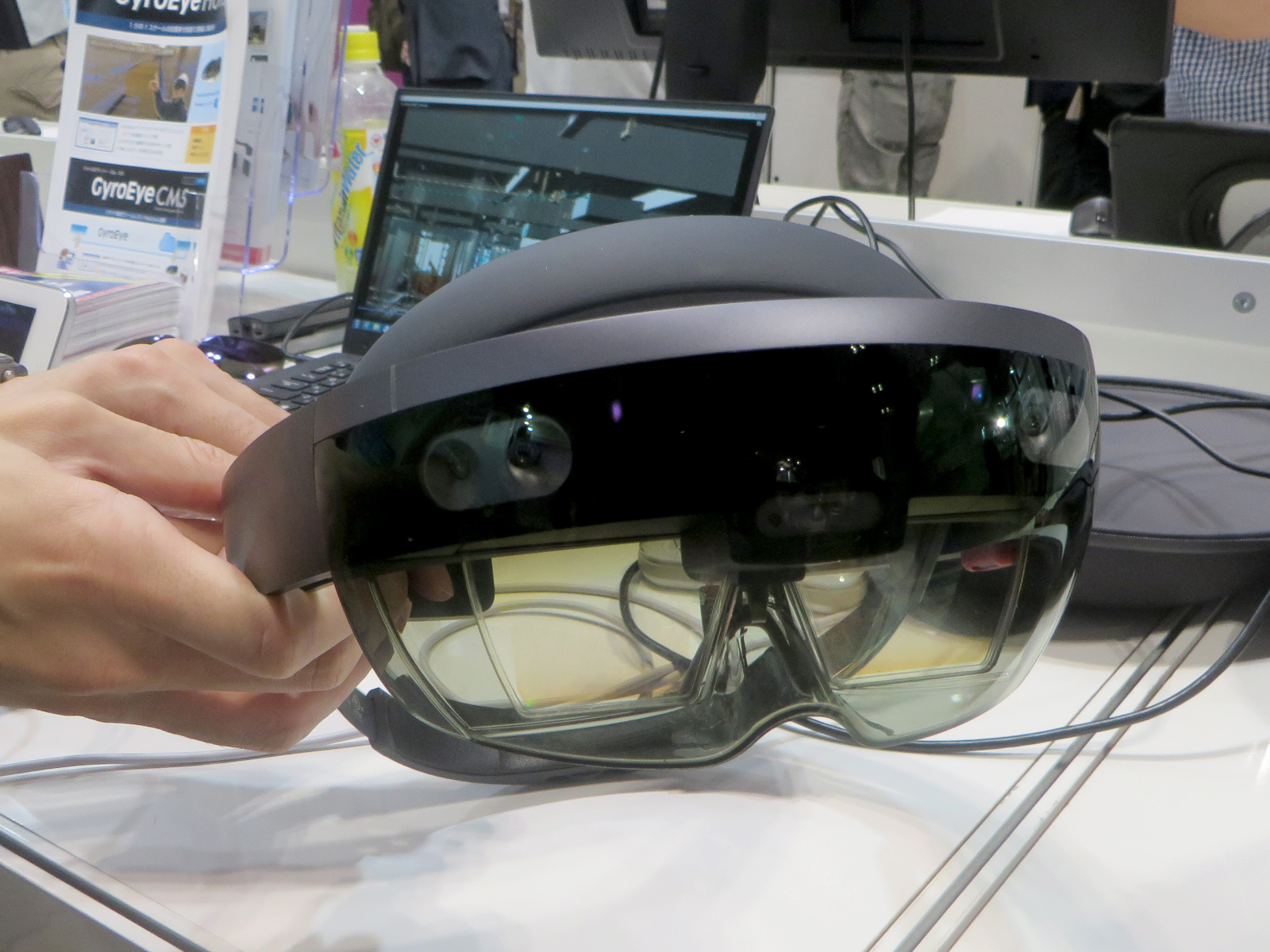 GyroEye Holoはマーカーが設置された建築現場に図面のデータを重ね合わせて表示する、HoloLensを通して図面を確認しながら現場作業を行えるのがメリット