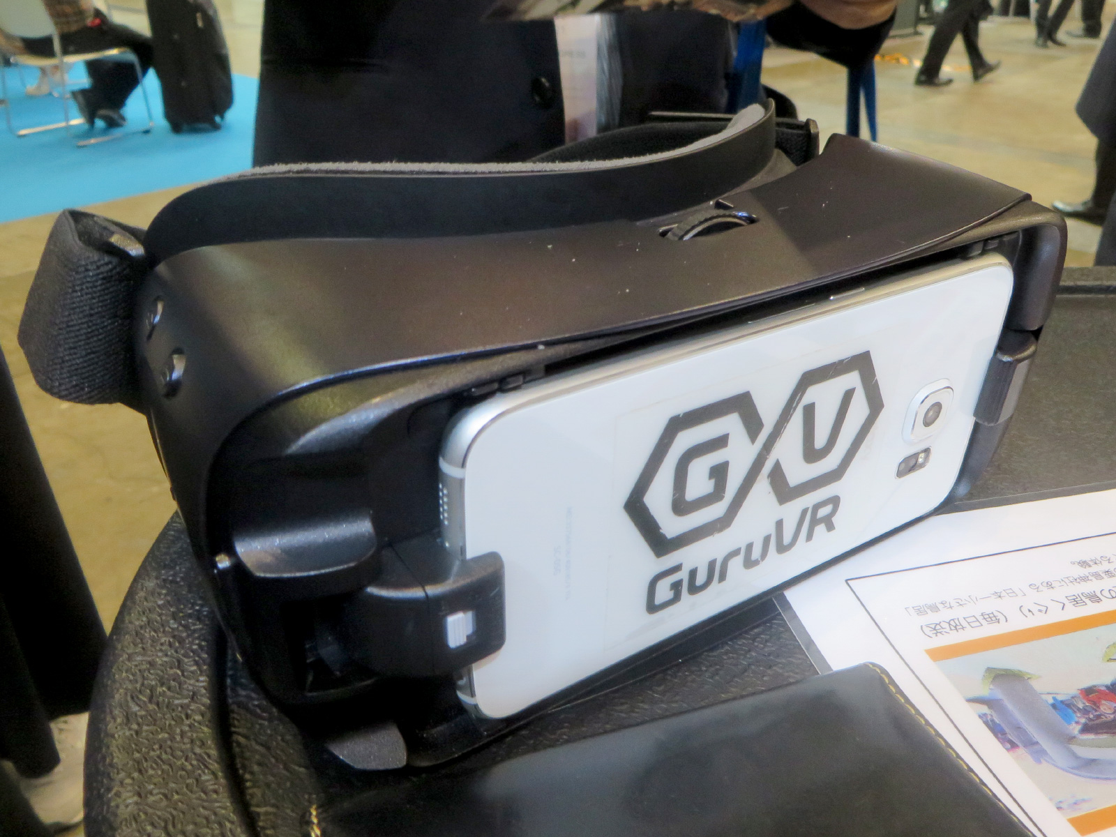 専用アプリをインストールしたスマホを用いて、一般的なスマホ用ゴーグルに装着して視聴するほか、ゴーグルに装着せず単眼式でも視聴できる