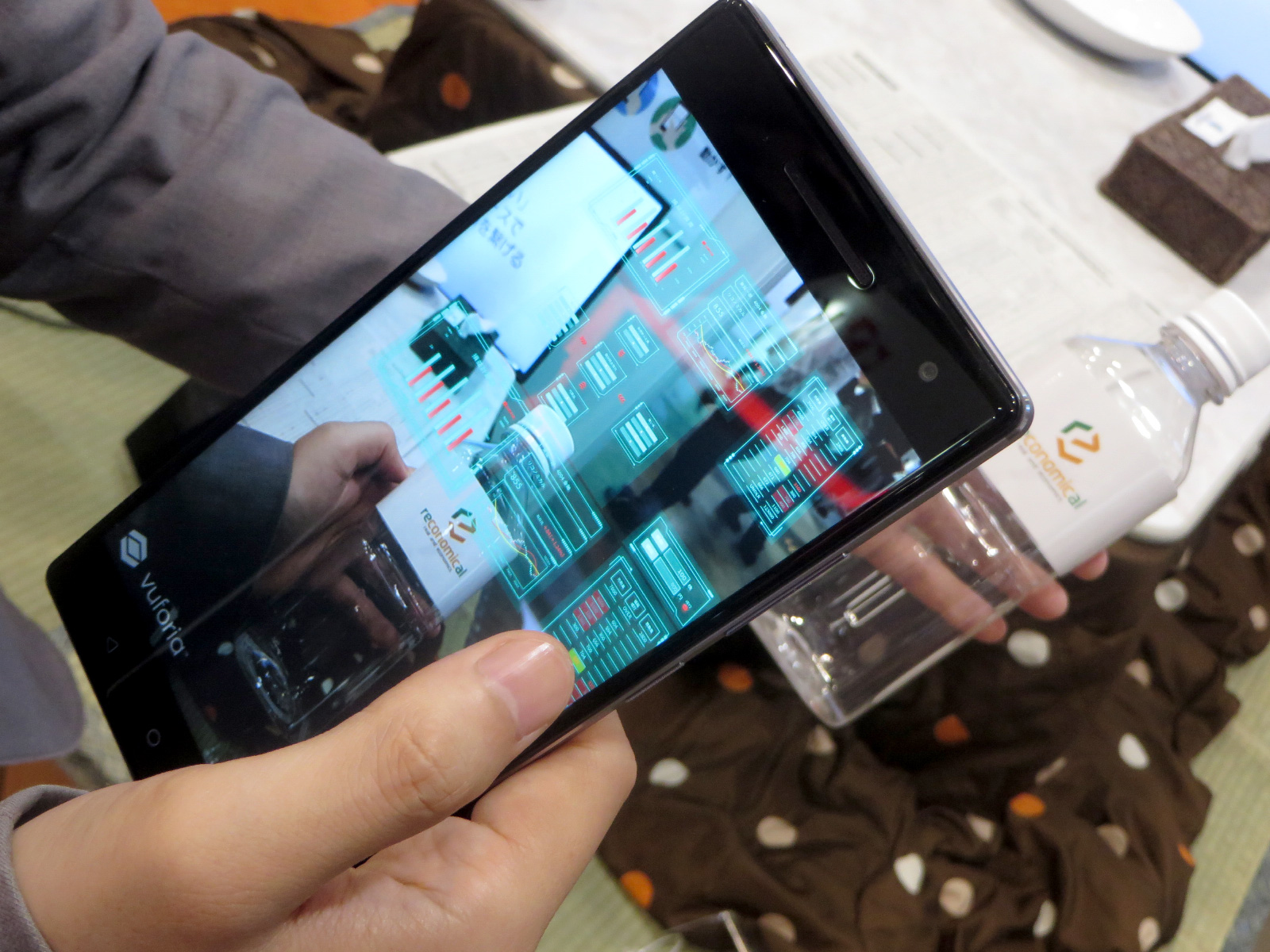 企業ロゴをマーカーとして読み取って、関連する企業情報を仮想空間上に表示する