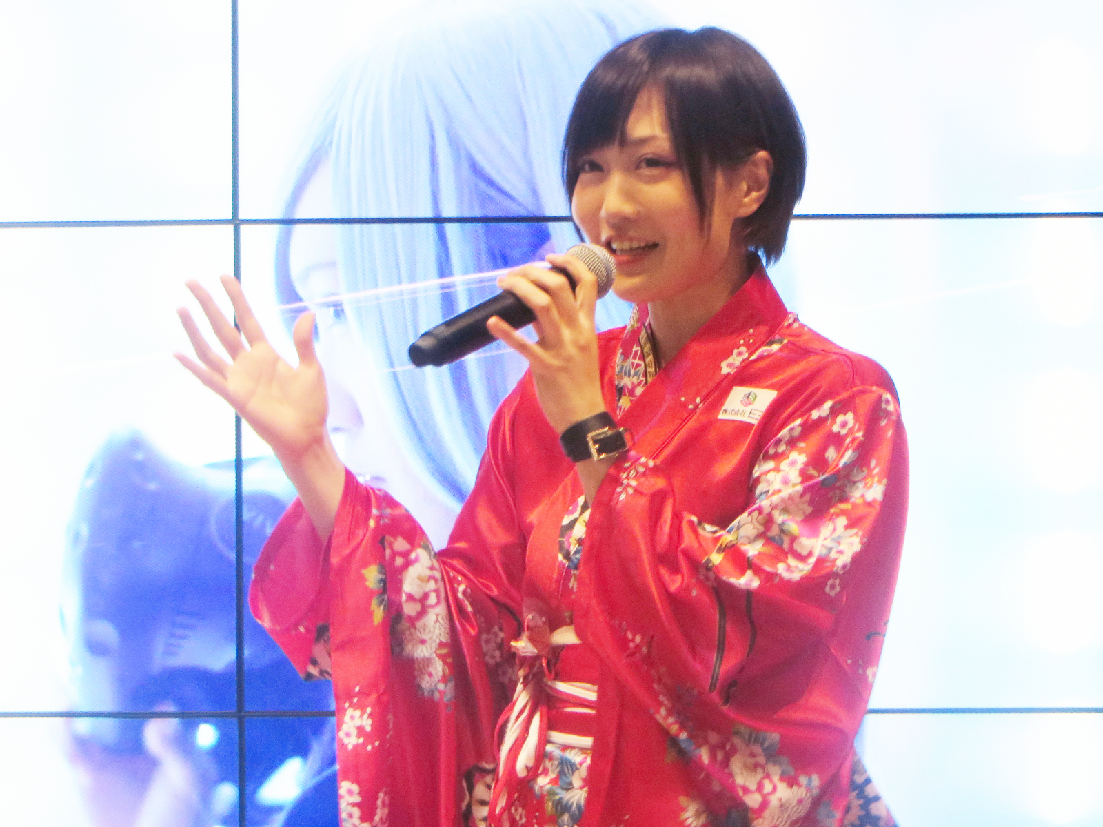 VRアーティストのせきぐちあいみ氏が、仮想空間に作品を作り上げる課程をリアルタイムに裸眼立体視ディスプレイで観覧するというデモ