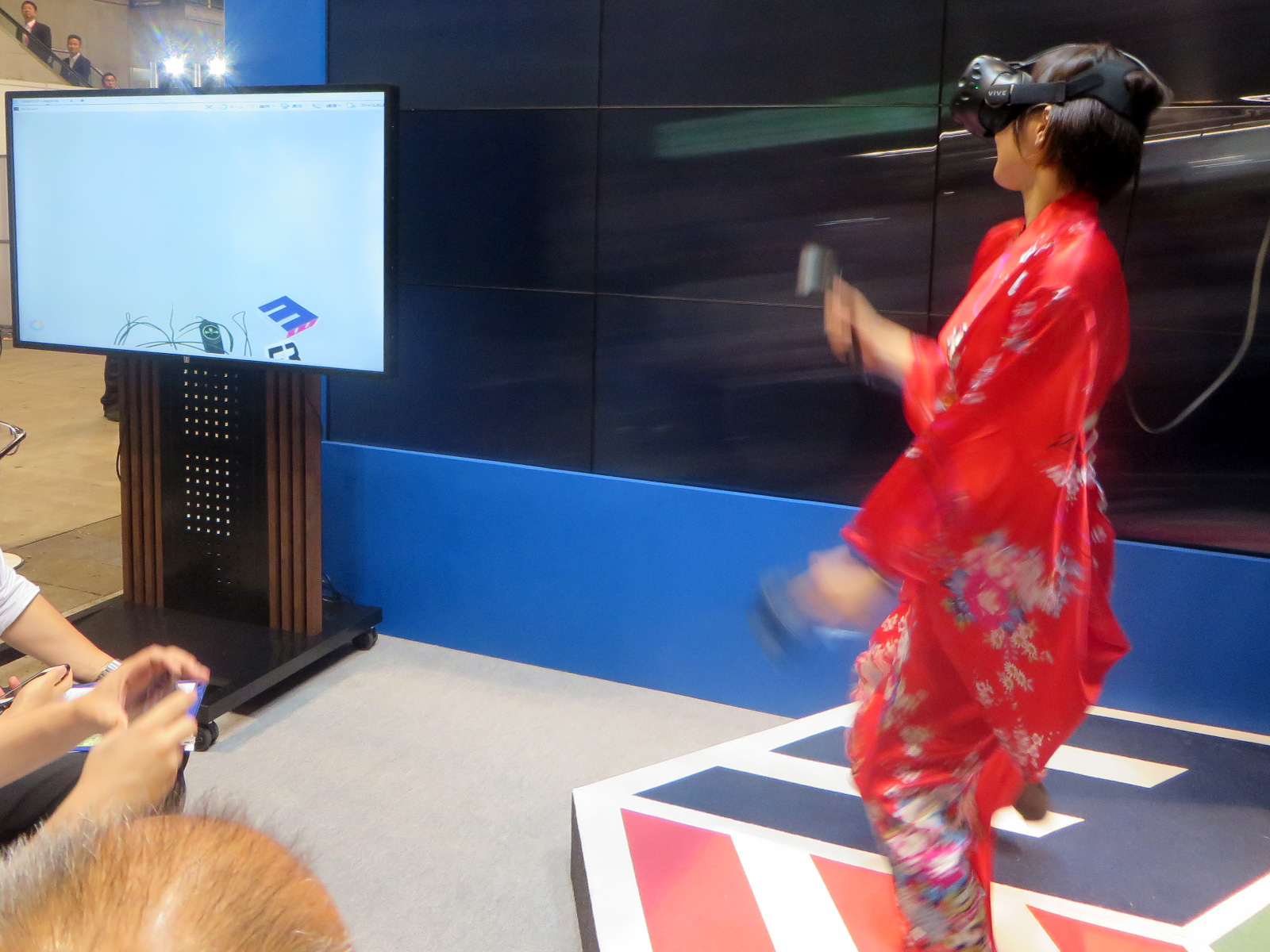 現時点ではまだVRの情報を直接表示することはできず、今回のデモはイベント用の特別なシステムとのこと、今後の標準対応を期待したい