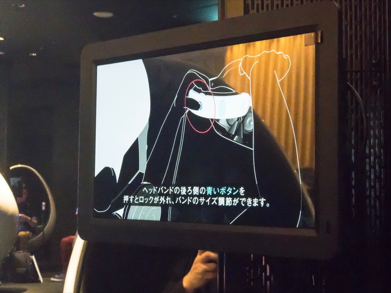 VRアトラクションというと、ヘッドセットの装着からナビゲーションまで、係員が付きっ切りでアシストすることが多いですが、VirtuaLinkは最初にヘッドセットを装着するところから全て、ディスプレイに表示されるインストラクションを頼りに自分だけで行う仕組み。SIEが協力という事もあり、かなり洗練されている印象
