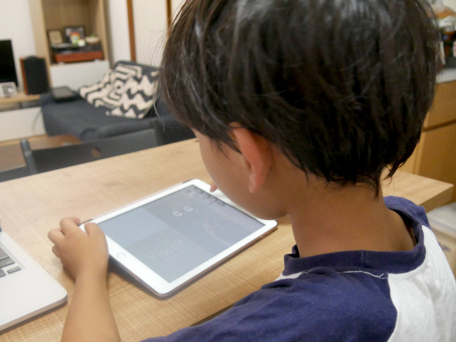 パソコン操作に慣れていない子どもでも、タブレットは扱いやすい