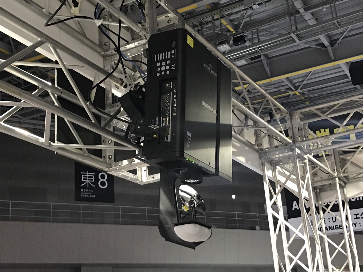 展示ではパナソニック製のプロジェクターと可動式ミラーを組み合わせていた