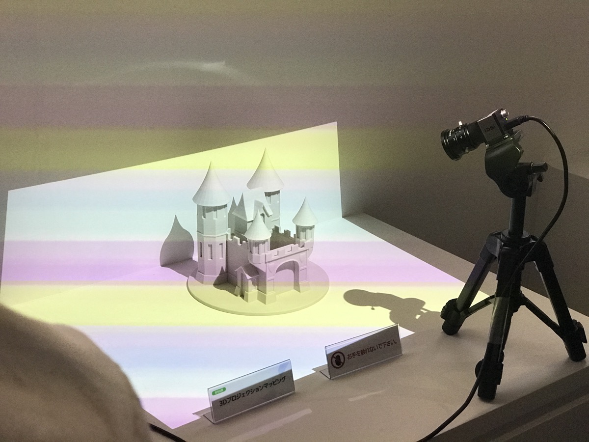 同じくパナソニックブース。3Dデータを現実の立体物に投影する3Dプロジェクションマッピング。3Dデータと現実のオブジェクトの間の位置合わせが簡単な作業で行える事が特長です。