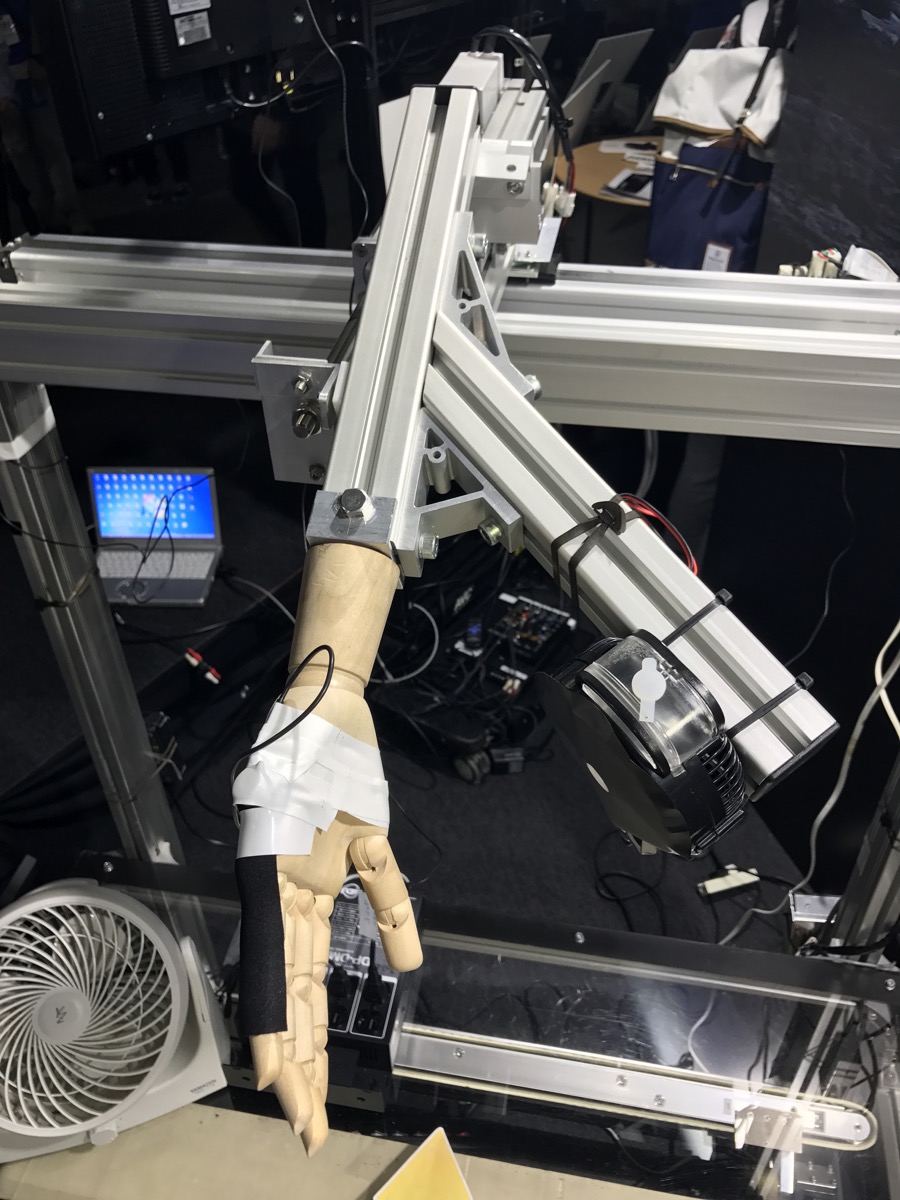 プレイヤーはアクチュエーターで駆動する「手」を握ります。この「手」に身体を引かれることで、プレイヤーが自然に歩き出すのを促します