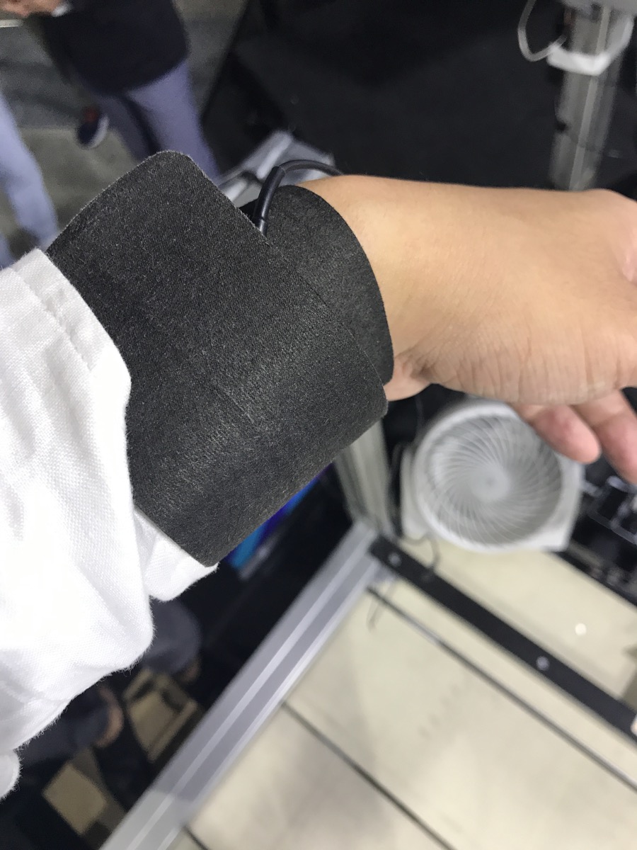 左手首には心拍センサー