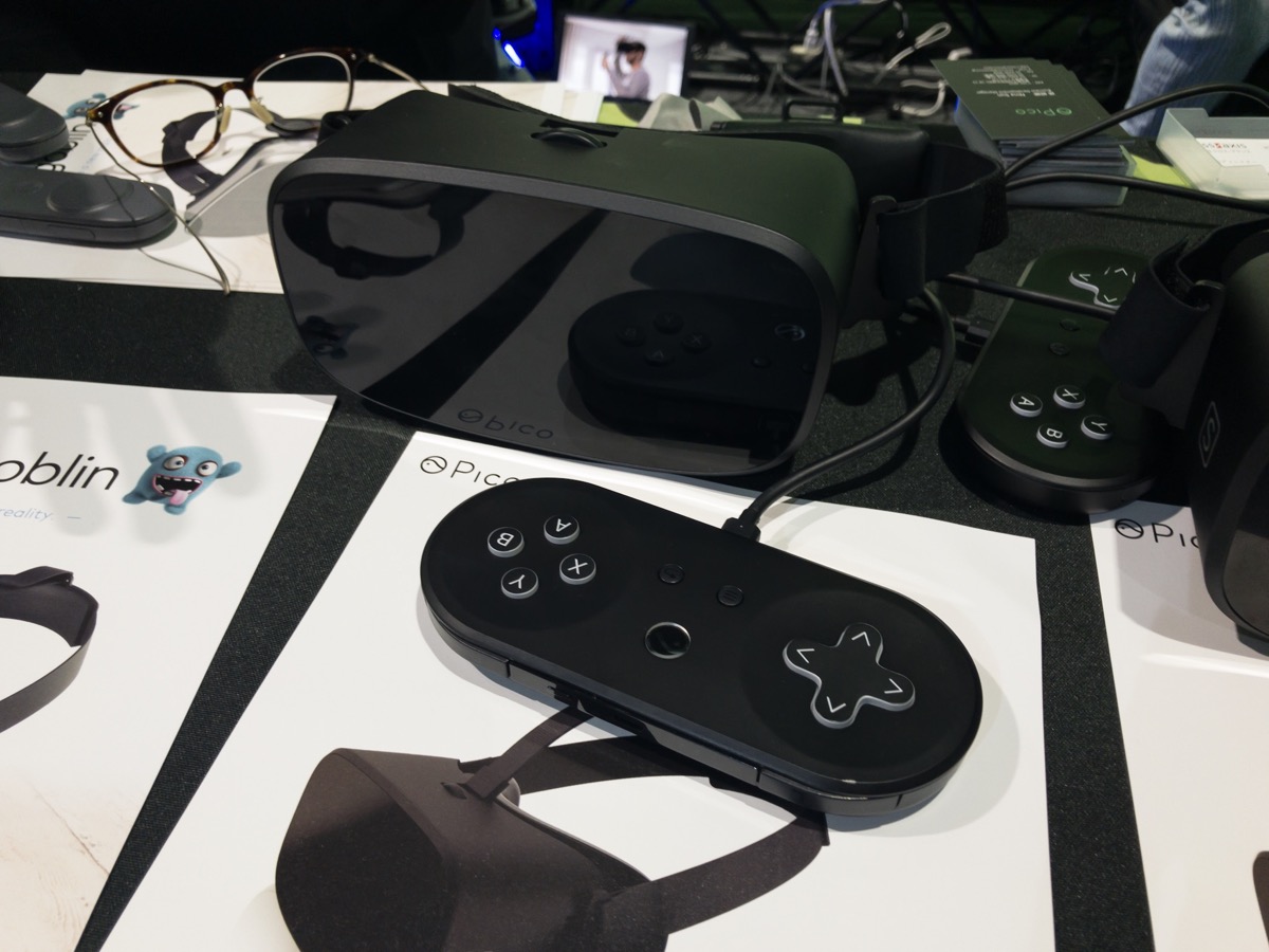 「pico neo dk s」。プロセッサーがコントローラーに内蔵されており、コントローラー接続時はスタンドアローンのVRヘッドセットとして動作。さらにコントローラーを外して別の専用ケーブルでPCと繋ぐことでPC接続型ヘッドセットとして動作します。
