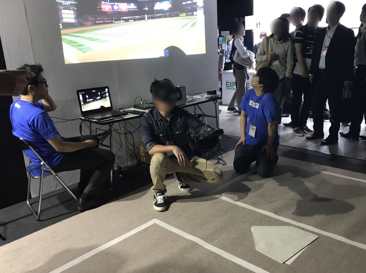 VIVE用のコントローラーを取り付けたミットとバット。最初にキャッチャーとして投手の球速の恐ろしさを身をもって味わい、次に打者としてバッティングに挑戦、という流れです
