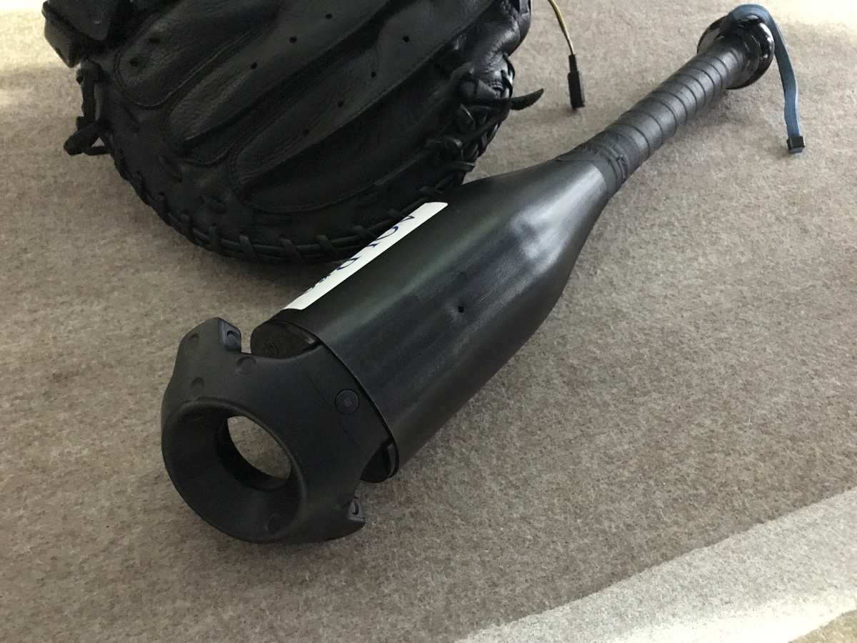 VIVE用のコントローラーを取り付けたミットとバット。最初にキャッチャーとして投手の球速の恐ろしさを身をもって味わい、次に打者としてバッティングに挑戦、という流れです
