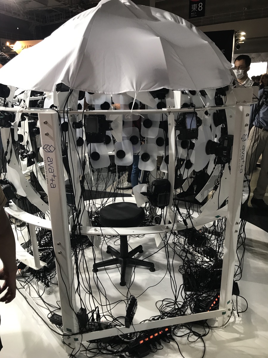 3Dスキャニングなどを展開するAvattaのブースでは、大量のデジタルカメラで囲んだフォトグラメトリー3Dスキャニングブースを展示。人物の顔を大量のカメラで同時に撮影することで、超リアリスティックな3Dモデルをスキャン＆生成します。